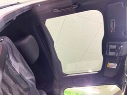 【ガラスルーフ】ガラスルーフ搭載で車内の解放感が一気にアップ！開放的なドライブをお楽しみいただけます。