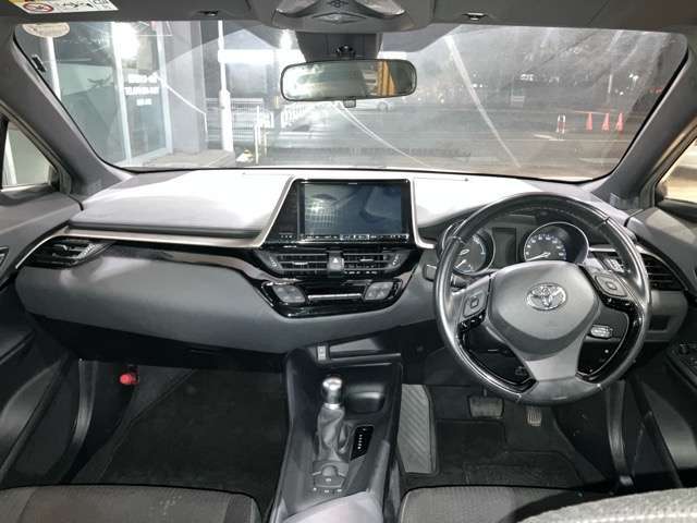 【インパネ周り】　　シンプルで飽きの来ない使い勝手のいいインパネ周りです♪視界も良好で使用感も少なく状態も良好です♪