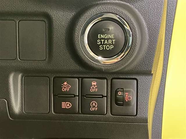 スマートキーを携帯していればキーを取り出さずにドアを施錠＆解錠。クルマの始動も可能です。