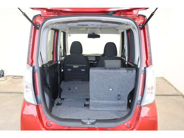 左右独立フラット格納機構リヤシート※左右分割式で3名乗車＋ラゲッジスペースのアレンジが可能です/パンク修理（緊急用）キット付き（スペアタイヤはありません）