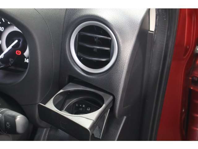 ドリンクホルダーを吹出し口の手前にセット、飲み物の保温効果（冷・温）があります！