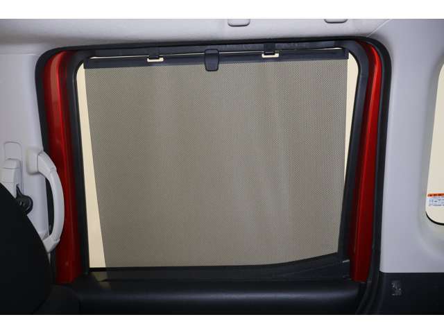 後席を視線や外光からガードするロールアップスクリーン！
