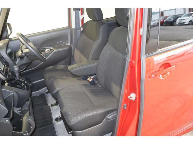 センターアームレスト付フロントベンチシート（ブラックファブリック）※サイドウォークスルー可能/体形に合わせて調整可能なステアリングチルト・シートハイトアジャスター・シートベルトショルダーアンカー機構付