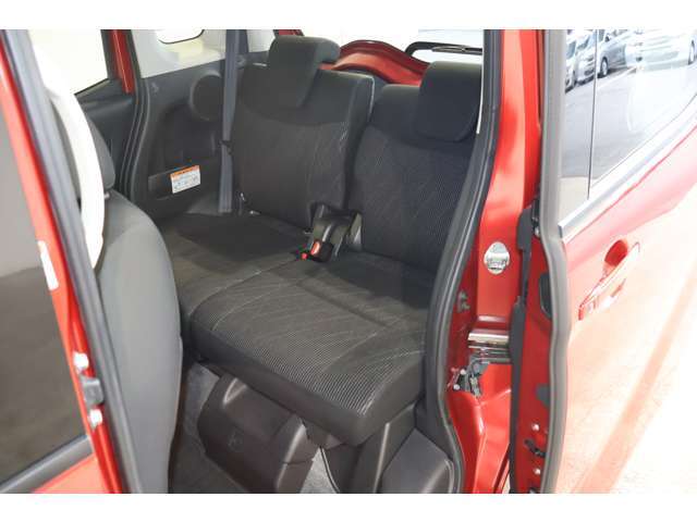 5：5左右分割リクライニング＆スライド（320mm）リヤシート※ワンアクションでフラットになるダブルフォールディング機構付