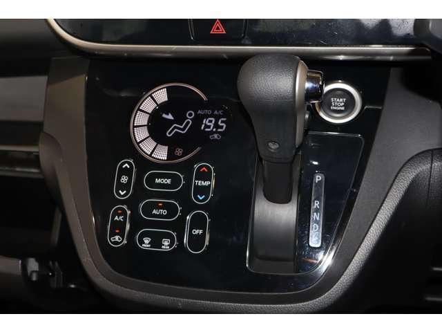 上質なピアノブラックのタッチパネル式フルオートエアコン（クリーンエアフィルター付）/プッシュ式エンジンスイッチ（スマートキー）/インパネシフトCVT（無段変速機）
