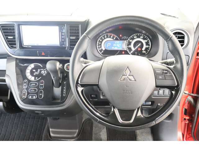 本革巻ステアリングホイール（メッキ＆ピアノブラックアクセント）※ステアリングチルト機構付き/オートクルーズコントロール採用