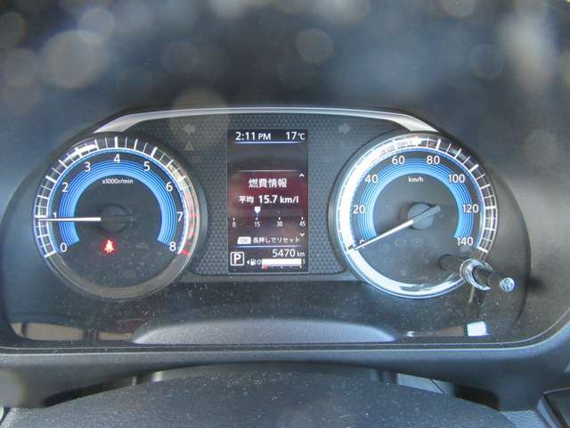 視認性の高いメーター類、安全運転に努められます。