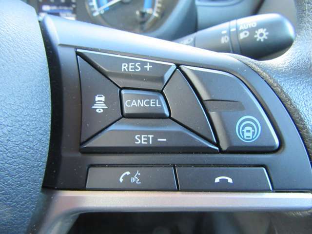 プロパイロット★ドライバーに代わってアクセル、ブレーキ、ステアリングをクルマ側で自動制御。高速道路の運転で感じるストレスや、長距離移動時の疲労が軽減されます。