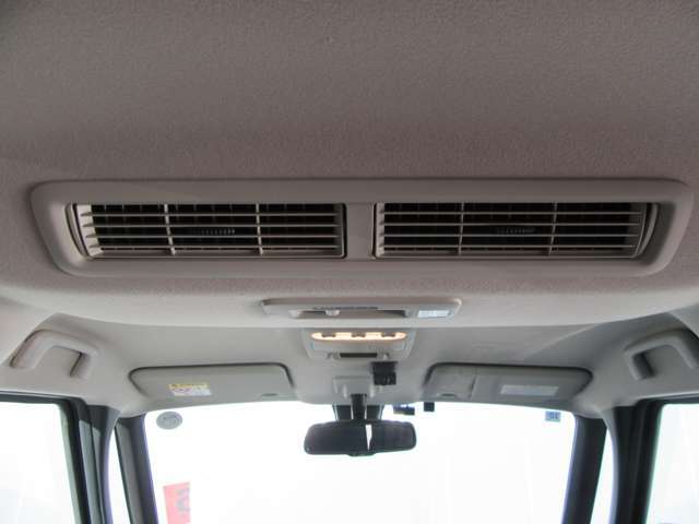 リヤシーリングファン☆ルーフに取り付けたファンで、風を後席にも送風♪空気を効率的に循環させることで、室内空間の温度を均一に保ちます！