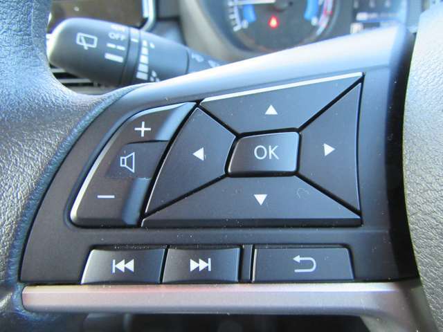 オーディオの音量調節などハンドルを握りながら操作できる便利なステアリングスイッチ付き♪