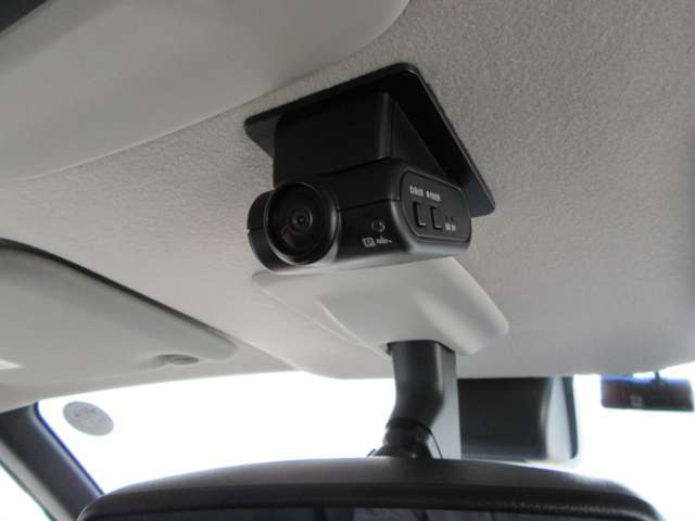 【ドライブレコーダー】万一の時に強い味方◆事故の瞬間などしっかりと録画され、鮮明な画像で細部まで確認できます。トラブル回避のためにもぜひ備えておきたいですね