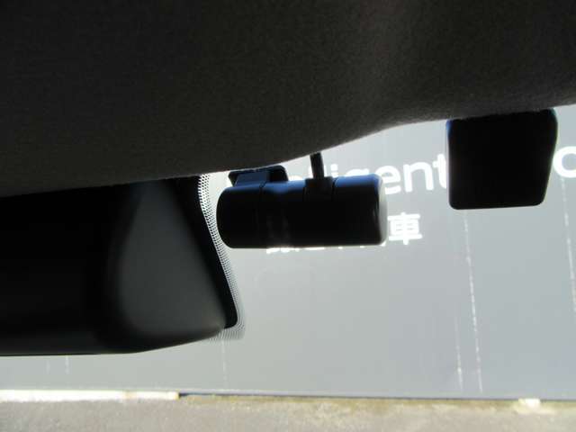 【ドライブレコーダー】万一の時に強い味方◆事故の瞬間などしっかりと録画され、鮮明な画像で細部まで確認できます。トラブル回避のためにもぜひ備えておきたいですね