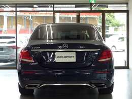 パワフルで快適なドライビングを演出いたします！！　ECOスタートストップ機能（アイドリングストップ）により燃費向上を実現しております！！　外装色は綺麗なカバンサイトブルー！！