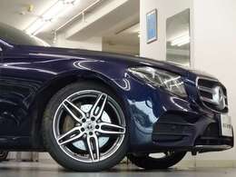 内装はオプションのブラックナッパレザーシート＆ブラックアッシュウッドインテリアトリムの組み合わせ！！　さらには2019yモデルならではのNEWデザインステアリングが装備されております！！