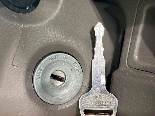 【キーレス】少し離れた場所からでもボタン一つでドアの開錠・施錠ができるのでとっても便利！ドアの鍵穴周りに傷をつけることもありません