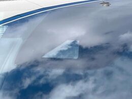 【プリクラッシュセーフティ】前方の車両等を検知し、衝突しそうな時は警報で注意を促し、ブレーキを踏む力をサポート。ブレーキを踏めなかった場合は衝突被害軽減ブレーキが作動、衝突回避をサポートします。