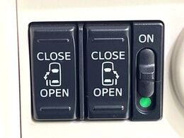 【両側パワースライドドア】スマートキーや運転席のスイッチで後席両側スライドドアの開閉が可能♪電動だから力を入れてドアを開ける必要が無く、小さなお子様でも簡単に開け閉めでき快適です♪