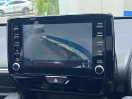 【バックカメラ】駐車時に後方がリアルタイム映像で確認できます。大型商業施設や立体駐車場での駐車時や、夜間のバック時に大活躍！運転スキルに関わらず、今や必須となった装備のひとつです！