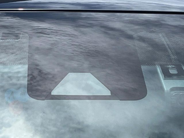 【トヨタセーフティセンス】走行中に前方の車両等を認識し、衝突しそうな時は警報とブレーキで衝突回避と被害軽減をアシスト。より安全にドライブをお楽しみいただけます。