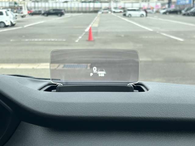 ヘッドアップディスプレイ装着☆運転中にメーターパネルへの視線移動や焦点を調節することが少なくなり安全運転に役立ちます☆