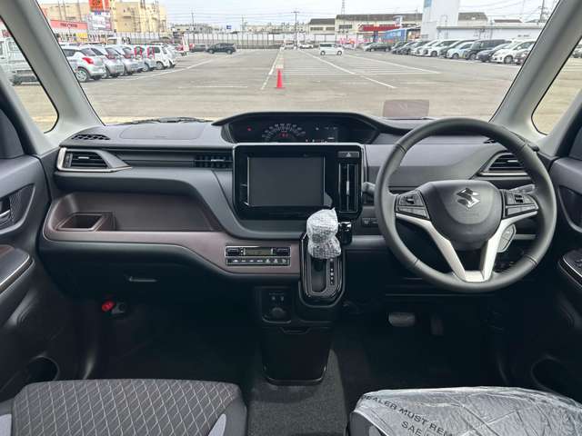 ナビの取付位置も見やすい場所にあり、その他のスイッチ類も運転者が操作し易い様に配置されています♪