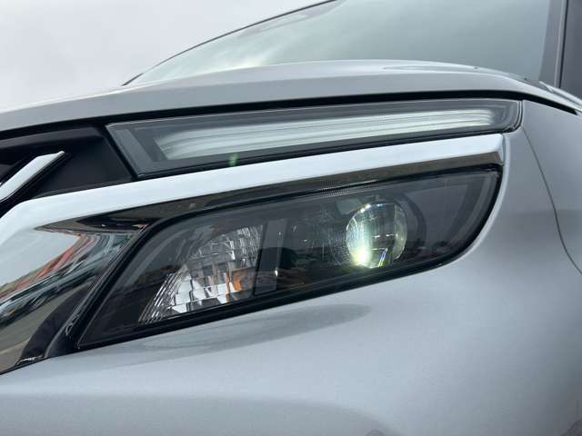 ヘッドライトは純正LEDでとても明るいです♪さらにAUTOライト機能付き♪自動でオンオフをしてくれるのでわざわざ電気をつける必要がありません