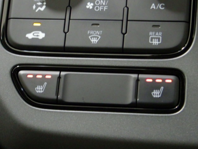 【シートヒーター】運転席、助手席にはシートヒーターが装備されております。冬場寒い時期や、夏場でも車内のエアコンが苦手な方には嬉しい装備です！