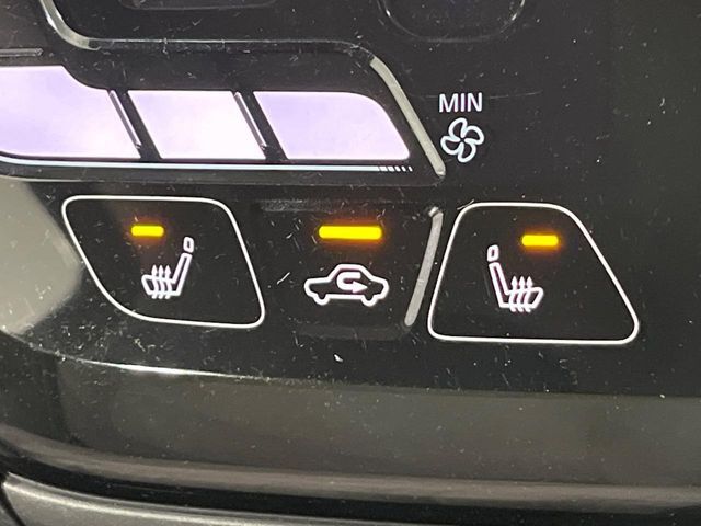 【シートヒーター】寒い日に重宝するシートヒーター！エアコンより早く温まってくれるので寒がりの人も安心ですね♪エアコンの温風は乾燥するから苦手、という方にもをおすすめです。