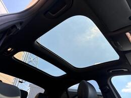 メーカーオプションのレザーエクスクルーシブパッケージのパノラミックスライディングルーフ装備☆高級車やSUV車など幅広く好まれるメーカーオプション装備の一つ☆車内に自然光の明るさを取り入れれます☆