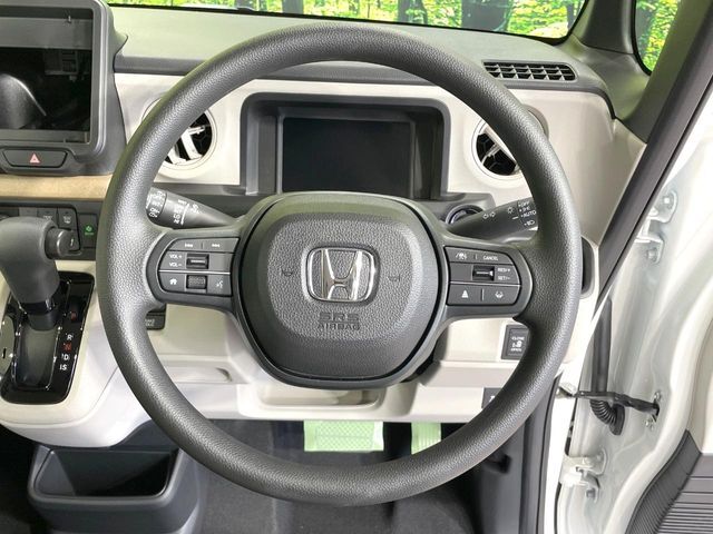 インテリアに合わせたデザインのステアリングは、運転される方のことも考え、運転しやすい形状、大きさです。是非一度、実際に触ってお確かめください。