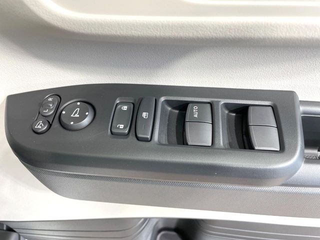 【電動格納ミラー】サイドミラーは電動格納式となっており、狭い駐車場でもキズがつくリスクを抑えられます。