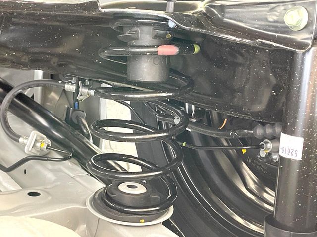 お車を安心してお乗りいただく為には、足回りの定期点検が欠かせません。サービスサポート（有償保証）では無料点検もご提供しており、安心のカーライフをお過ごしいただけるサポート体制が整っています。