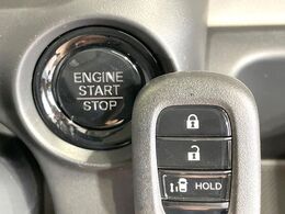 【Hondaスマートキー】カバンやポケットに入れたままでもドアの施錠・解錠が可能なスマートキーを装備。エンジンのオン・オフ時もカギを取り出す必要が無いからとっても便利です♪