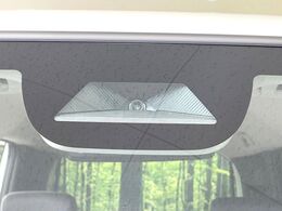 【ホンダセンシング】走行中に前方の車両等を認識し、衝突しそうな時は警報とブレーキで衝突回避と被害軽減をアシスト。より安全にドライブをお楽しみいただけます。