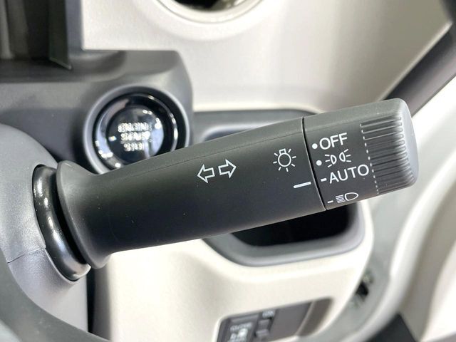 【オートライト】周りの明るさに応じて自動でヘッドライトの点灯・消灯ができる機能です！ライトの付け忘れ・消し忘れなどが無くなり、雨の日や夕方の走行も安心！トンネル通過時も便利ですね♪