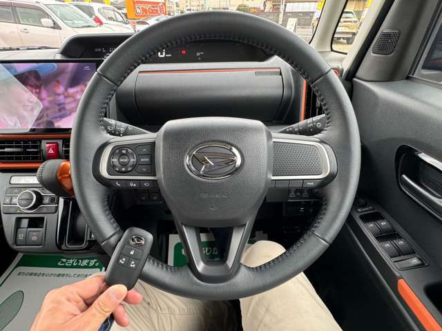 スマートキー標準装備です。車に近づいてリクエストスイッチを押せばドアの開閉ができます。更にエンジンの始動もカギを挿さずに出来ます。防犯面でも安心に繋がります。