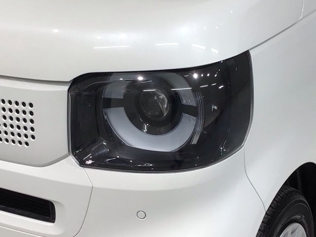 LEDヘッドライトは、点灯の瞬間から最大光量を発揮し、突然暗くなるトンネルなどでの安定感を高めます。