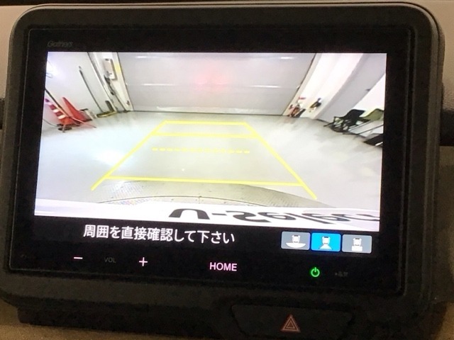リバースギアに入れるだけで後方の表示へ切り替わります。夜間や雨の日の駐車も楽になりますよ。
