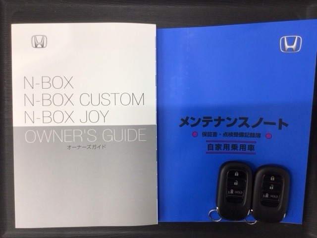 スマートキーは鍵をバッグに入れたままでもドアロックの開閉やエンジンのON・OFFができます。夜間や雨の日も鍵を探さなくて良いので便利です。