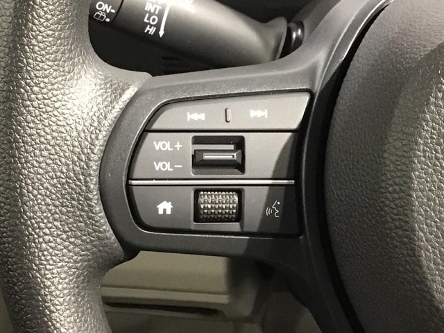 ステアリングにオーディオ操作スイッチが付いています。オーディオ画面に直接タッチしなくても操作が出来ますので、運転に集中できます。