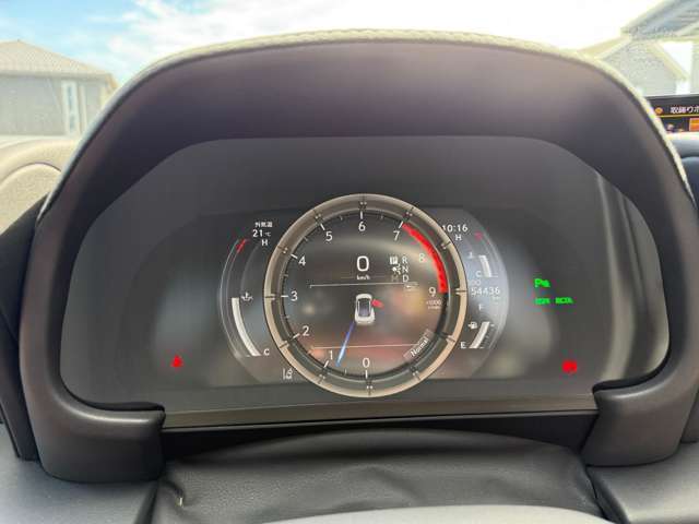 【カラーヘッドアップディスプレイ】現在の速度や走行情報をデジタル表示で運転席前方のガラスに投影