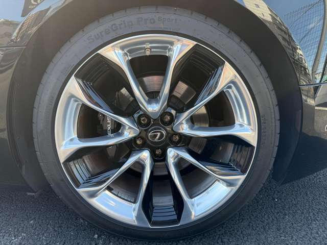 【純正21インチアルミホイール】外観にマッチした純正アルミホイールを装着しております。