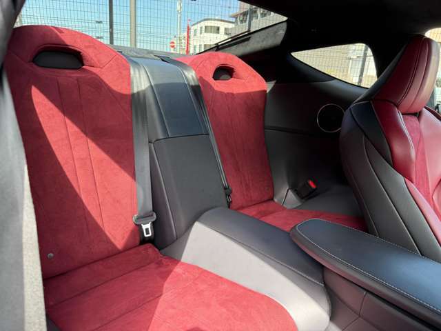 後部座席も気になるようなキズ・汚れやへたり等、大きなダメージはなく、良好な状態です。