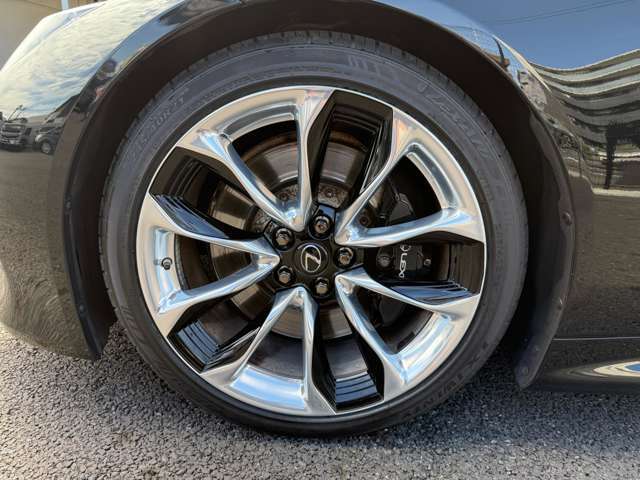 【純正21インチアルミホイール】外観にマッチした純正アルミホイールを装着しております。