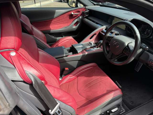 【ハーフレザーシート】高級感と座り心地を両立した人気のシート♪背面・座面のファブリック素材は、通気性の良さや滑りにくさに優れています。気温や服装に左右されず快適にお乗りいただけます。