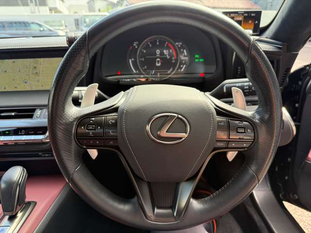 【純正革巻きステアリング】上質な革を使用することで、手にしっかり馴染みとても運転しやすいハンドル