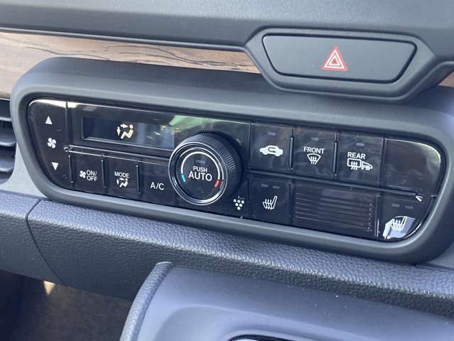 「オートエアコン」が付いています。1年中快適な室内を提供！車内温度を設定すると、風量を自動で調節してくれます。
