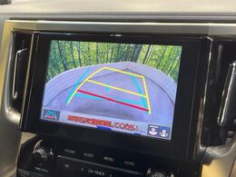 【バックカメラ】駐車時に後方がリアルタイム映像で確認できます。大型商業施設や立体駐車場での駐車時や、夜間のバック時に大活躍！運転スキルに関わらず、今や必須となった装備のひとつです！