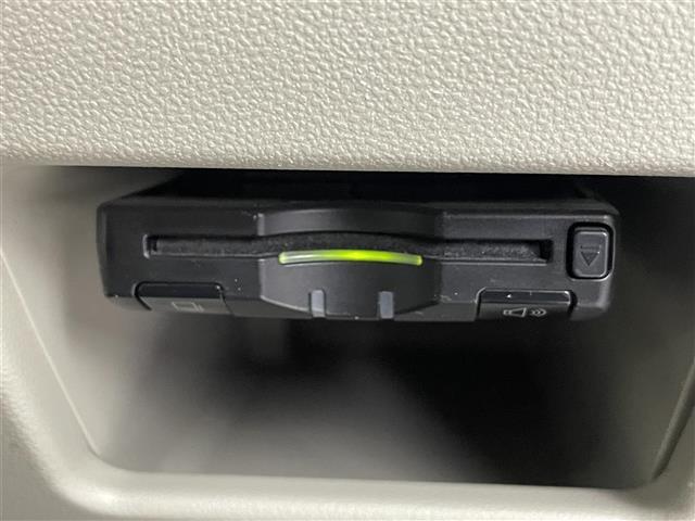 【ETC】有料道路を利用する際に料金所で停止することなく通過できる、ETC車載器（ノンストップ自動料金収受システム機器）が装備されています。セットアップを行うことで利用可能になります。