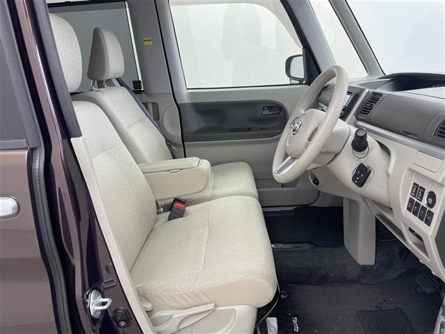 【運転席】座り心地が良いシートなので長時間の運転でも快適にお過ごしいただけます。新品のフロアマットのご注文も可能です。掲載箇所以外にご希望の写真がございましたらお気軽にお問い合わせ下さい。